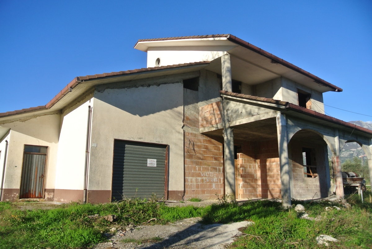 Indipendente su 2 livelli, grezza, con terreno, Oliveto Citra (SA), IM 157
